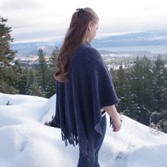 Beautiful Adrienne Vittadini Navy Fringe Cape - Picture 1 of 8